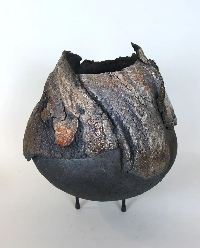 Raku-Unikat; Keramische Gefäß-Skulptur in Aufbautechnik; Auf eine Halbschale montierte Plattenfragmente; Oberfläche teilweise glasiert, im Raku-Ofen gebrannt.