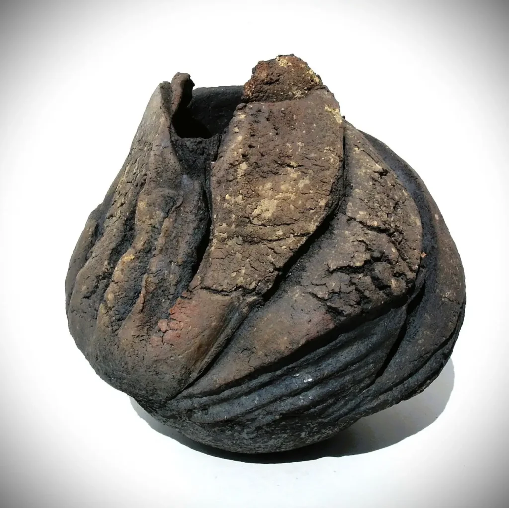 Raku-Unikat; Keramische Gefäß-Skulptur in Aufbautechnik; Auf eine Halbschale montierte Plattenfragmente; Unglasiert, im Raku-Ofen gebrannt.