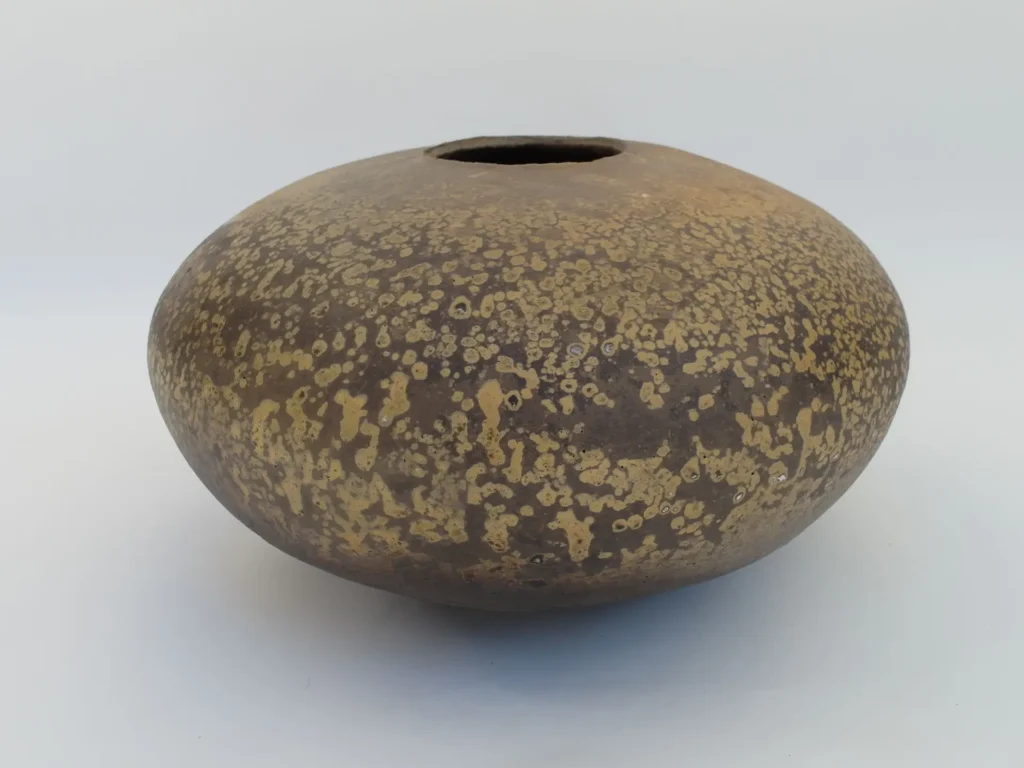 Gefäß-Objekt, in Wulst Technik aufgebaut, Sprengel von Borax, im Raku-Ofen gebrannt.