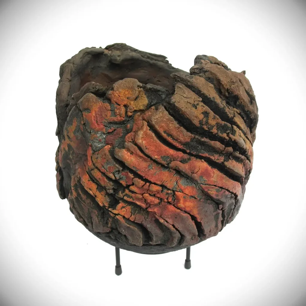 Raku-Unikat; Keramische Gefäß Skulptur in Aufbautechnik; Auf ein Halbschale montierte Plattenfragmente; Oberfläche Kupferkarbonat, Unglasiert, im Raku-Ofen gebrannt.